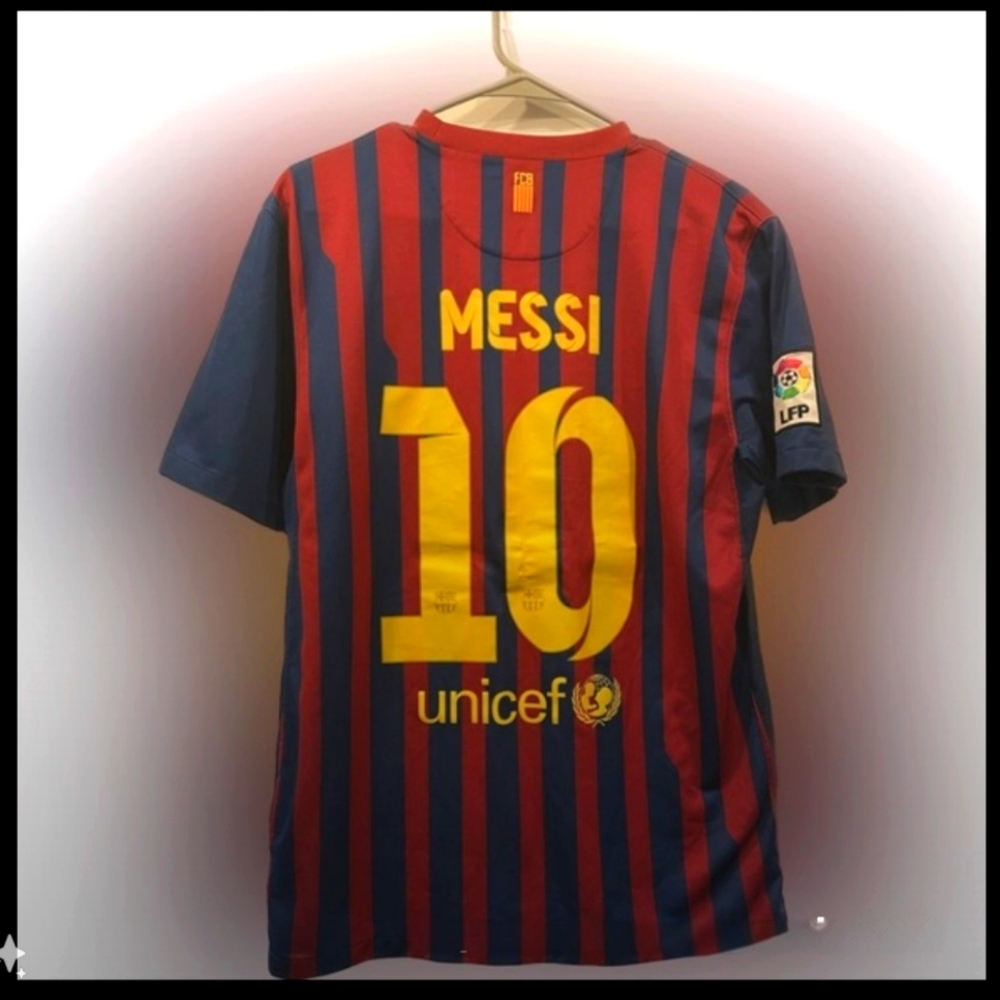 Men’s medium, iconic MESSI Barca jersey.#10